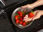 Porady kulinarne Przestań myć truskawki w ten sposób. Przez ten jeden błąd tracą cały smak i stają się wodniste