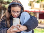 Dziecko Jak prawidłowo siedzieć z telefonem? Te proste nawyki zapobiegną wadom postawy u dzieci