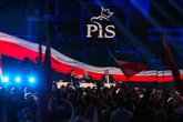 PiS uderza w lekarza i byłego działacza KO Nowy spot PiS uderza w lekarza-radnego KO. „Ty czekasz, on zarabia miliony”