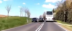 Szok Szokujące nagranie z DK16! O włos od makabry na drodze: "Co trzeba mieć w głowie?!"