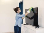 Domowe porządki Czym czyścić telewizor? Ten tani płyn uchroni matrycę przed uszkodzeniem i smugami