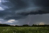Prognoza IMGW Nadciągają burze i wiatr nawet 70 km/h. Alerty w tych województwach [Prognoza IMGW na 15.05.2026]
