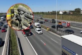 Dramat na drodze Czarne BMW dachowało na S2. Kawałki roztrzaskanej karoserii poharatały inne auta!