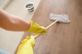 Dom i porządki Do wiadra wlej po 3 łyżki tych płynów i wetrzyj w panele. Podłoga będzie lśnić bez smug nawet pełnym słońcu. Teściowa nie dopatrzy się ani jednego zacieku