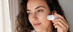 Strefa beauty Kosmetyki z masażerem to mały trik, który sprawia, że zwykła aplikacja kremu staje się relaksującym rytuałem. Te 3 produkty zamieniają pielęgnację w domowe SPA