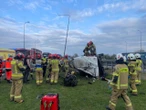 Wypadek na A4 Dramat na autostradzie A4. Bus z sześcioma osobami uderzył w bariery i dachował