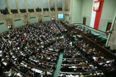 ciekawa sytuacja Najnowszy sondaż partyjny zaskakuje! Szok, kto idzie w nim łeb w łeb