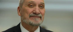 Co tam się działo? Macierewicz zrobił salto, a dziennikarz nie dowierzał. „Czy to jest AI?”