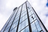 warszawa Szyba spadła z Varso Tower prosto na samochód. To kolejny taki incydent. Czy budynek jest bezpieczny? Mamy oświadczenie