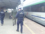 Dramat w pociągu Agresywny Niemiec w WARSie. Nagle zaczął wymachiwać nożem! Groził, że "wszystkich pozabija"