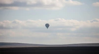 Incydent na Mazowszu Tajemniczy balon spadł niedaleko Warszawy. Mieszkaniec odkrył go na dzikiej polanie
