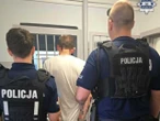 Wiadomości Krwawy atak w mieszkaniu. Kobieta z raną głowy szukała ratunku na policji
