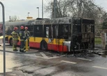 na miejscu służby Pożar autobusu miejskiego w Warszawie. Świadkowie usłyszeli wybuch