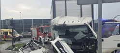 WYpadek Kraksa osobówki z ciężarówką w Krakowie. Duże utrudnienia