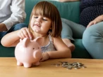Domowe finanse Jak rozmawiać z dzieckiem o pieniądzach? Te proste przykłady pomogą mu zrozumieć podatki i odsetki