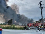 Pożar w Charnowie Gigantyczny pożar fabryki aerozoli. Jest zagrożenie wybuchem! Zarządzili ewakuację