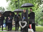 Pamiętają o kobiecie Skonfrontował się z prezydentem! Władze Torunia, biskup i mieszkańcy modlili się w miejscu ataku na Klaudię