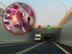 Co tam się wydarzyło? Chwile grozy w tunelu pod Świną. Kierowca położył się koło samochodu