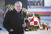 Jedna scena przyciąga uwagę Rocznica katastrofy smoleńskiej. Wśród zniczy i kwiatów Gliński oddał hołd