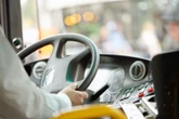 Dramat we Francji Kierowca szkolnego autobusu skazany na 12 lat. Okrutnie krzywdził niepełnosprawne dzieci