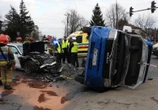 Potworne BMW rąbnęło w autobus aż przewrócił się na bok! Jedna z pasażerek wyleciała z pojazdu