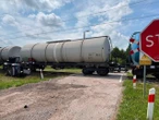 Wypadek Zderzenie samochodu z pociągiem towarowym. Trwa akcja służb