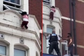 Dramat w Londynie Mała dziewczynka zwisała z parapetu! Jest wideo, finał mrozi krew w żyłach