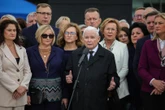 W tle okrzyki i policja Kaczyński o Smoleńsku: „Zbrodnia Putina i jego polskich współpracowników” [ZDJĘCIA]