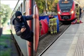 KOSZMAR W kominiarkach wspinają się na pociągi i nagrywają. PKP ostrzega. Śmiertelny trend dotarł do Polski