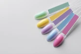 Modne paznokcie Manicure, o który w salonach kosmetycznych prosi niemal każda kobieta. Pastelowo wakacyjna elegancja na dłoniach. Modne paznokcie 2026