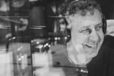 Świat muzyczny w żałobie Pilne! Nie żyje legendarny reżyser muzyczny! Dwukrotnie wygrał Grammy. "Mistrzu, pozostaniesz z nami na zawsze"