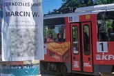 O co chodzi? „Zdradziłeś mnie, Marcin W.”. Tajemnicze plakaty w centrum miasta pod lupą detektywa. Zemsta czy sprytny scam?