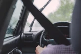 Zaskakujący finał zabawy 21-latek dał się ponieść deszczowej aurze. Zabawiał się na parkingu, szybko tego pożałował