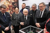 O co chodzi? Jarosław Kaczyński pojawił się na kontrowersyjnej wystawie. Ekspert ostro: "Gorzej niż głupota"