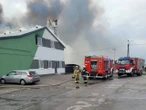 na sygnale Gigantyczny pożar hali, gdzie produkują gryzaki dla psów. Wielu strażaków w akcji, ogień wciąż szaleje