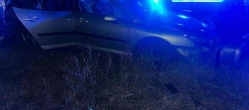Nocny pościg Uciekał przed policją. Rozbił auto na drzewie