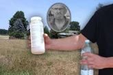 Fatalna pomyłka Robert chciał tylko usunąć chwasty, pomyłka kosztowała go życie. Senior napił się żrącego płynu!