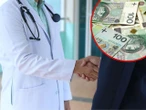 szok Ponad 2 miliony złotych w ciągu roku! Pensja lekarza z Małopolski wywołała burzę: „To jest nieetyczne”
