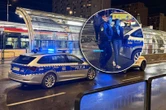 Brutalna napaść Atak młotkiem w warszawskim tramwaju. Starszy mężczyzna z raną głowy trafił do szpitala