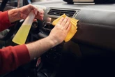 Samochodowe porządki Zabierz dziecku i przetrzyj dokładnie deskę rozdzielczą w aucie. Będzie lśnić jak prosto z salonu. Domowy sposób na czyszczenie kokpitu samochodowego