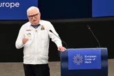 Historyczna ceremonia w Strasburgu Lech Wałęsa i Jerzy Buzek z historycznym odznaczeniem. To pierwszy taki order w UE