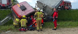 Wypadek w Szczurowej Zderzenie dwóch ciężarówek na DW 768. Na miejscu lądował śmigłowiec LPR