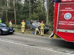 Wypadek pod Kielcami Dachowanie policyjnego radiowozu na leśnej trasie. Mundurowi omijali zwierzę