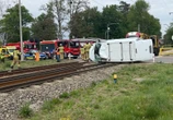 Groźny wypadek pod Warszawą Osobówka wjechała w koparkę na przejeździe kolejowym