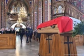 ostatnie pożegnanie Trumna z ciałem Łukasza Litewki okryta flagą Polski. Gdy wnosili ją do kościoła rozległy się brawa