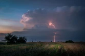 IMGW zapowiada Pół Polski z czerwonymi piorunami, Burze i intensywne deszcze nadciągają. Tego dnia rozpocznie się pogodowe szaleństwo