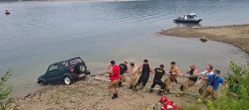 Był totalnie pijany Kierowca utopił samochód w zalewie. Auto wyciągali strażacy