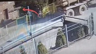 Szokujące NAGRANIE Z ciężarówki spadł potężny bal drewna. O włos od tragedii pod szkołą