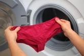 Pranie bielizny Wsyp 1 łyżkę między brudną bieliznę i nastaw pralkę. Po praniu będzie higienicznie czysta. Mikrobiolog wyjaśnia, jak prać majtki w pralce