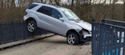 szok Jak do tego doszło? Auto zawisło na barierkach nad rzeką. Służby szukają właściciela